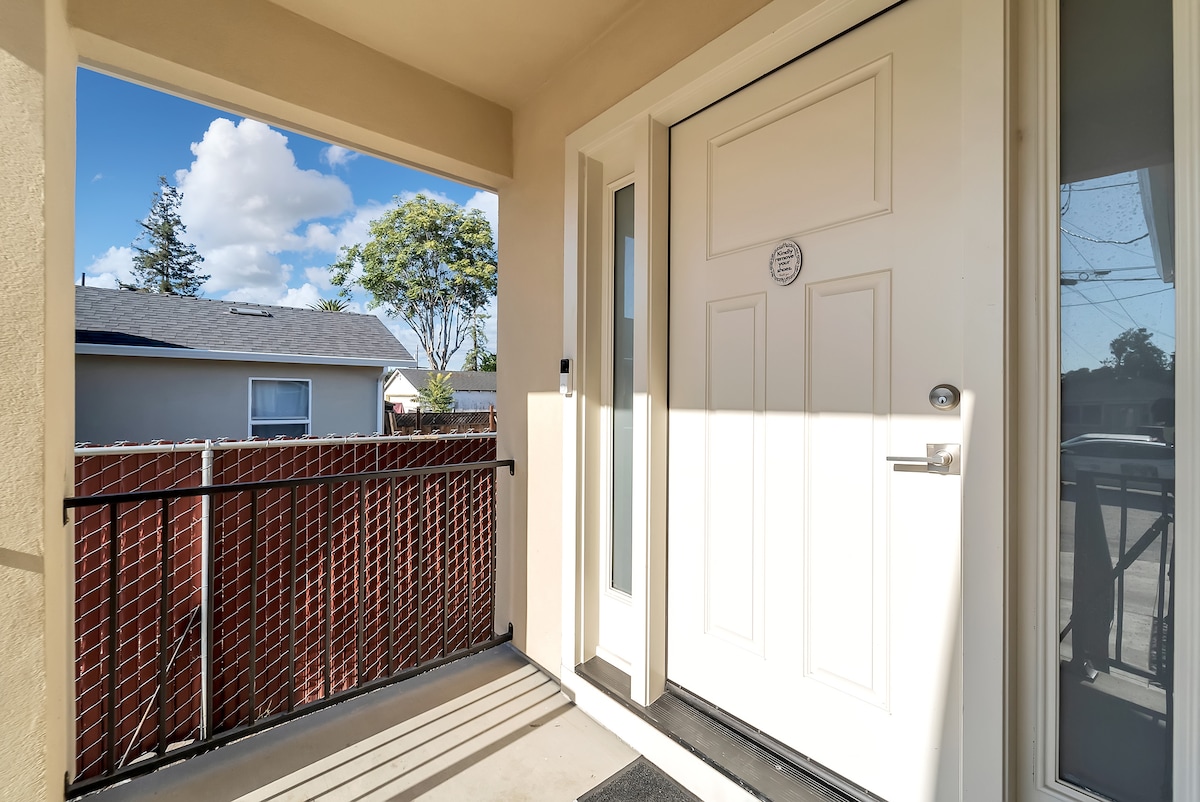 6BR/5BA Modern Home (Sleeps 16)